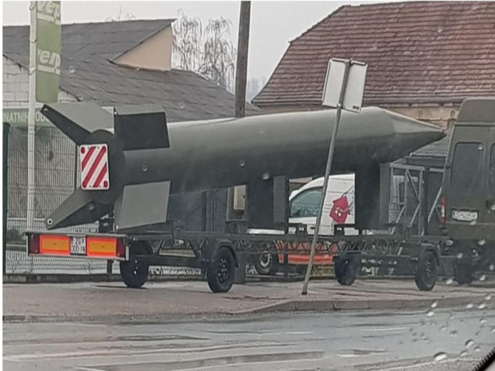 Na glavnim ulicama metropole građani već danima primećuju kombi koji za sobom vuče prikolicu sa raketom...