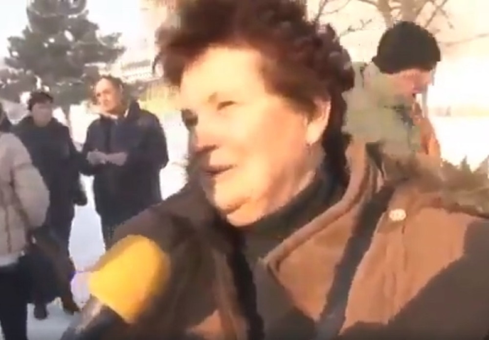 Ova žena je bila toliko uzbuđena što Putin dolazi, da je napravila veći lapsus od čuvene Linde iz Pečenjevce (VIDEO)