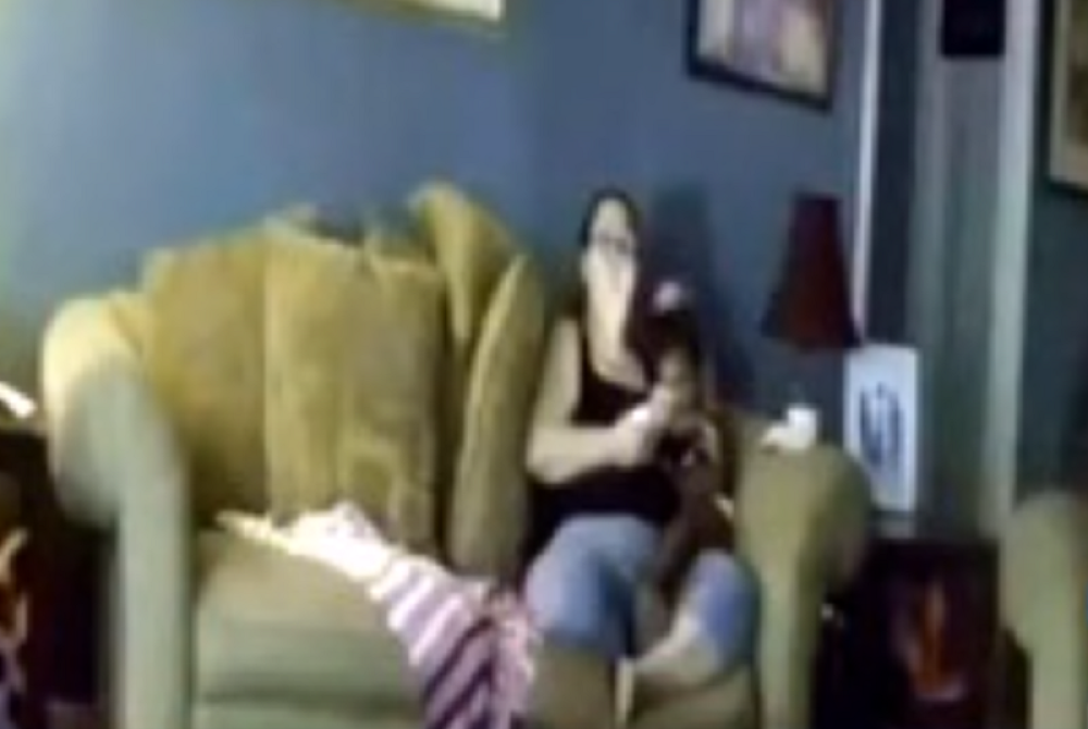 Kad su roditelji videli šta dadilja radi njihovoj bebici staroj samo dva meseca odmah su je odveli kod lekara! (FOTO)