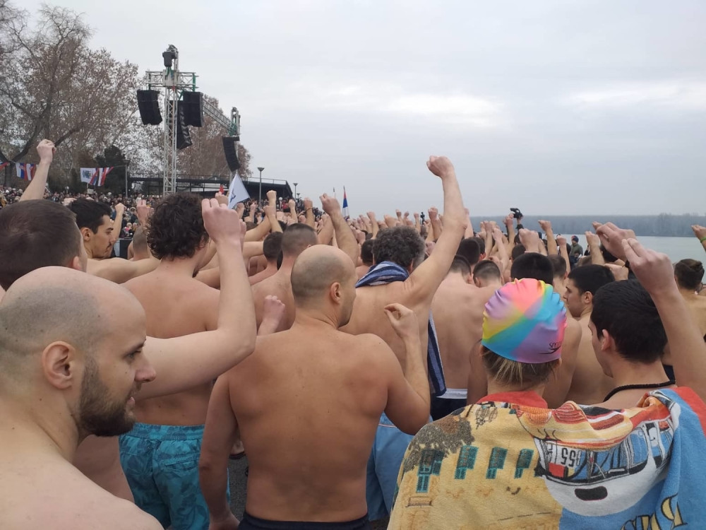 238 mladića i 4 devojke plivali su danas za časni krst, ali... Dirljiva scena u Zemunu (VIDEO)