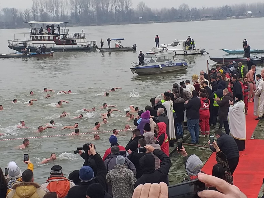 Jovana prva doplivala do časnog krsta! (FOTO)