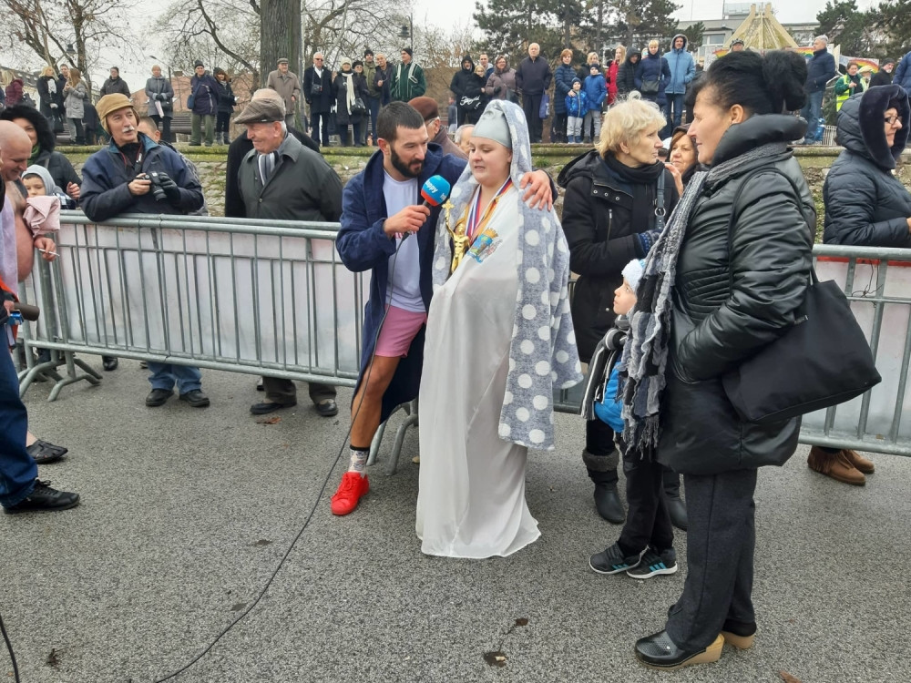 Jovana je prva doplivala do časnog krsta, svi su joj čestitali, a onda je otkrila svoju tajnu od koje su se ljudi SKAMENILI!