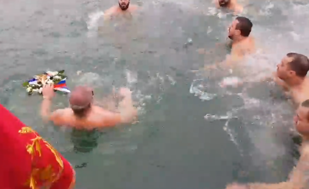 Plivali za časni krst, a onda se umalo potukli ispred cilja! Divljački ga povukao, momak nije mogao da veruje šta ga je snašlo! (VIDEO)