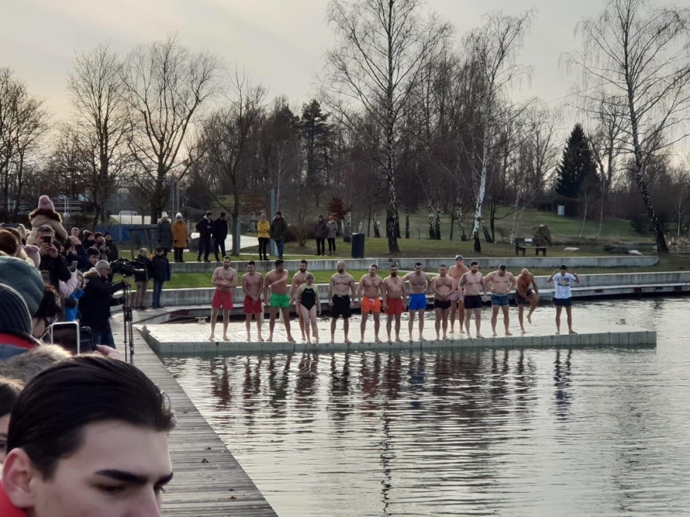 Ambasador Rodić plivao za Časni krst!