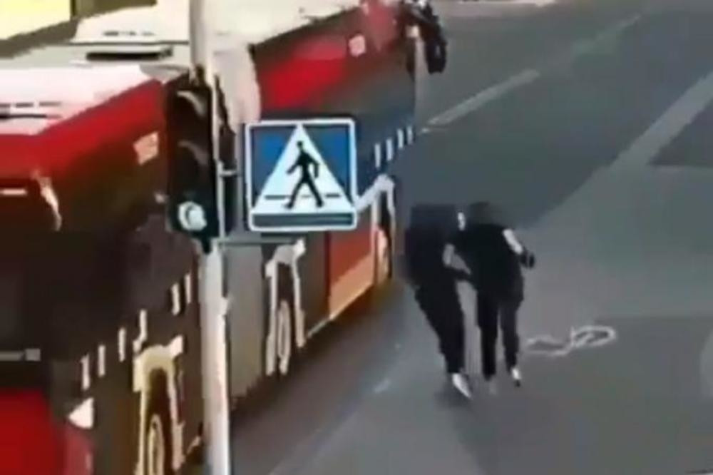 Dečko gurnuo devojku pod autobus! (VIDEO)