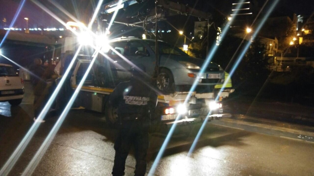 Privremeno oduzet automobil divljem taksisti kod Beton hale (FOTO)