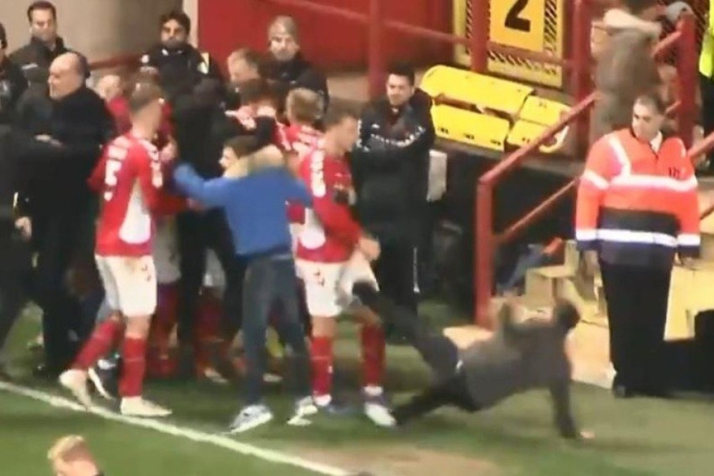 Navijač uklizao svom igraču i udario ga u MEĐUNOŽJE! (VIDEO)
