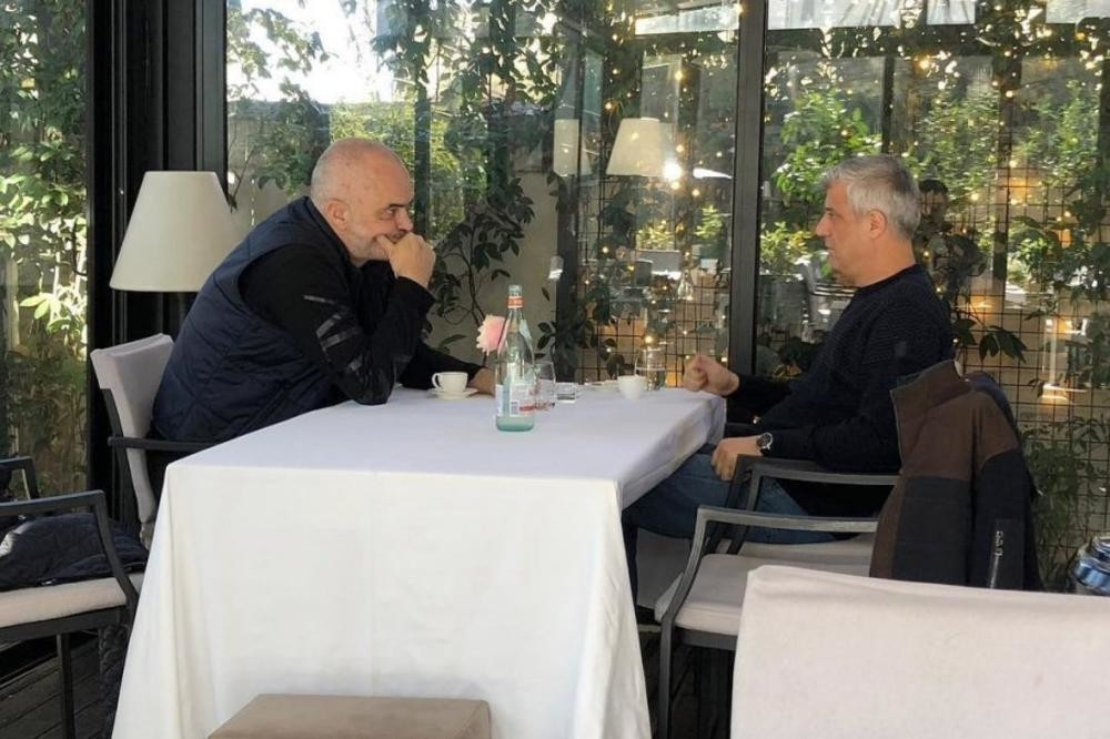 Šta se krije iza misterioznog susreta u kafiću, a tiče se Srbije? (FOTO)