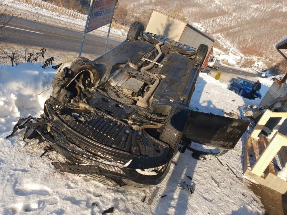 Sudar nekoliko vozila, dva automobila završila na krovu