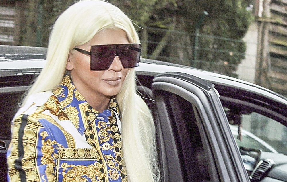 Ono što je Karleuša nosila u ruci na snimanju, ZABRINULO JE SVE! (FOTO)