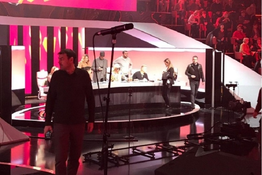 Karleuša se krije iza velikih naočara, a evo ko se ne odvaja od nje! (VIDEO)