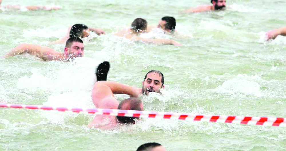 Uskočio u ledenu vodu, pa posle obukao majcu sa Putinovim likom! (FOTO)