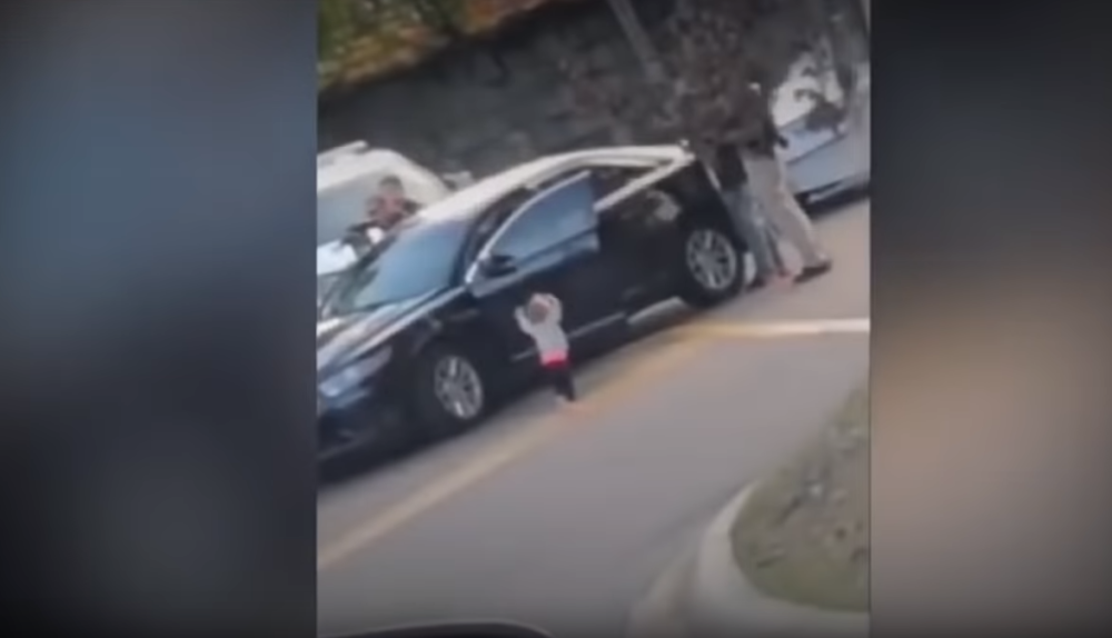 Uhapsili joj roditelje, a onda je iz kola izašla devojčica (2), niko nije mogao da veruje ŠTA RADI! (VIDEO)