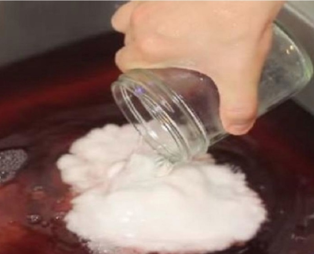 Sipao je sodu bikarbonu u sudoperu, a kad vidite šta se desilo i sami ćete to ODMAH uraditi