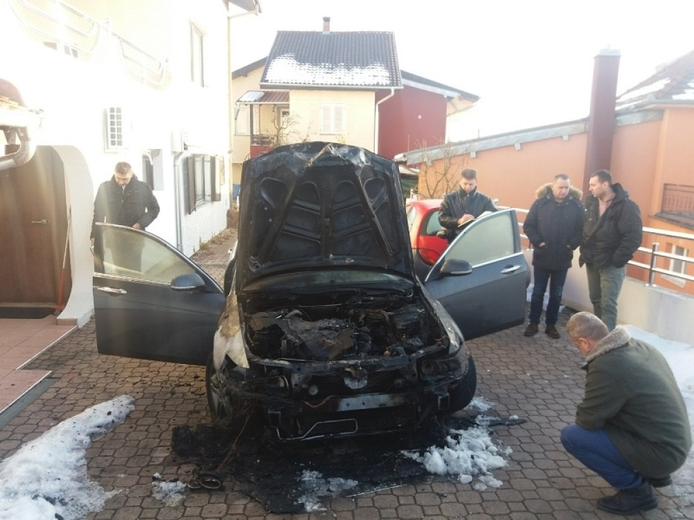 Spalili automobil srpskog političara (FOTO)