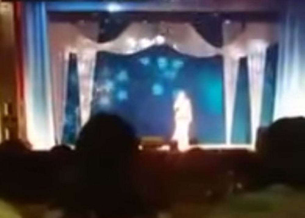 Poznata pevačica preminula tokom nastupa! Iznenada se srušila (UZNEMIRUJUĆI VIDEO)