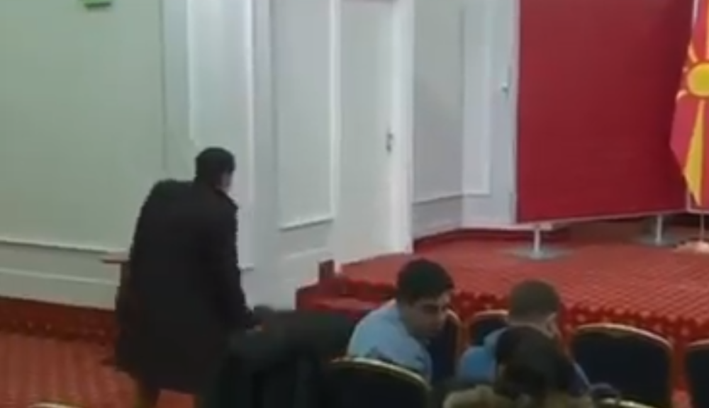 Portparol vlade krenuo da silazi sa govornice, pa poleteo, kamere uhvatile JEZIV MOMENAT! (VIDEO)