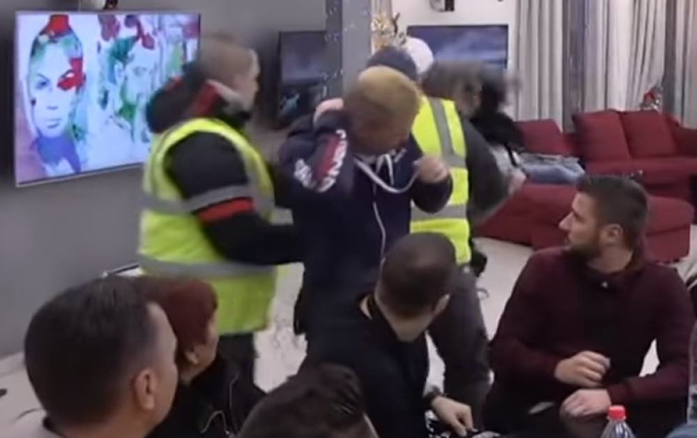 Besna Zerina skočila Banetu na leđa i počela da ga udara! Obezbeđenje je jedva odvuklo (VIDEO)