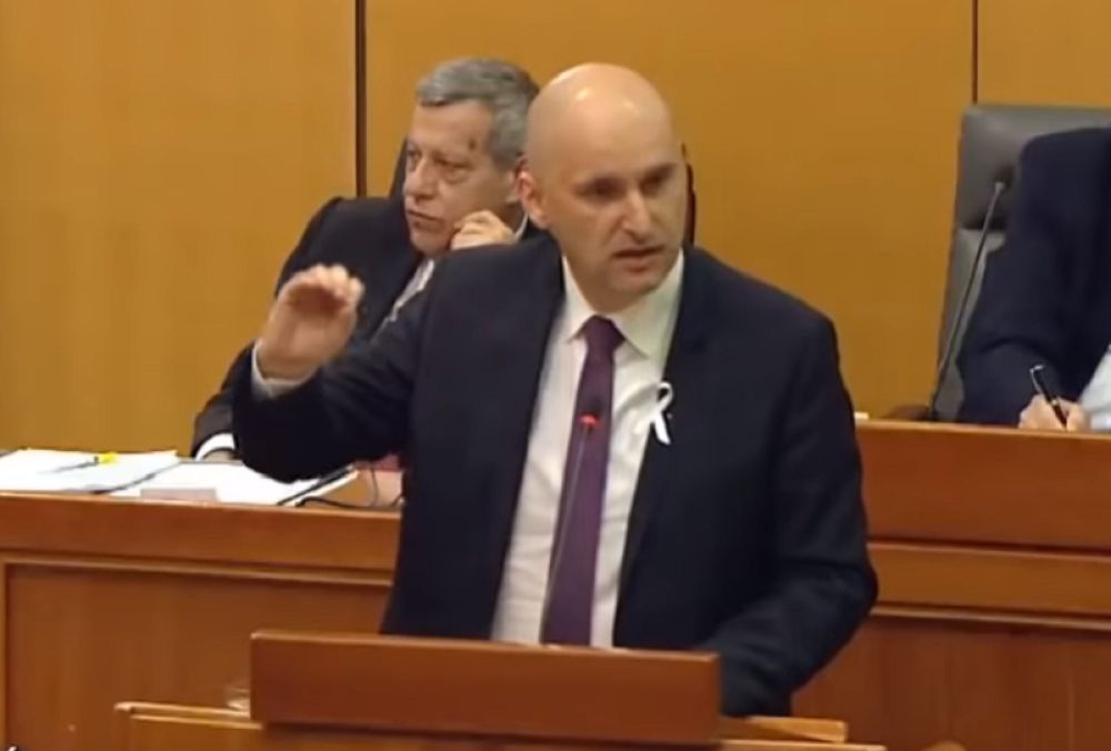 Na fotografiji mu sedi u krilu, a on se sprema da povuče liniju kokaina!