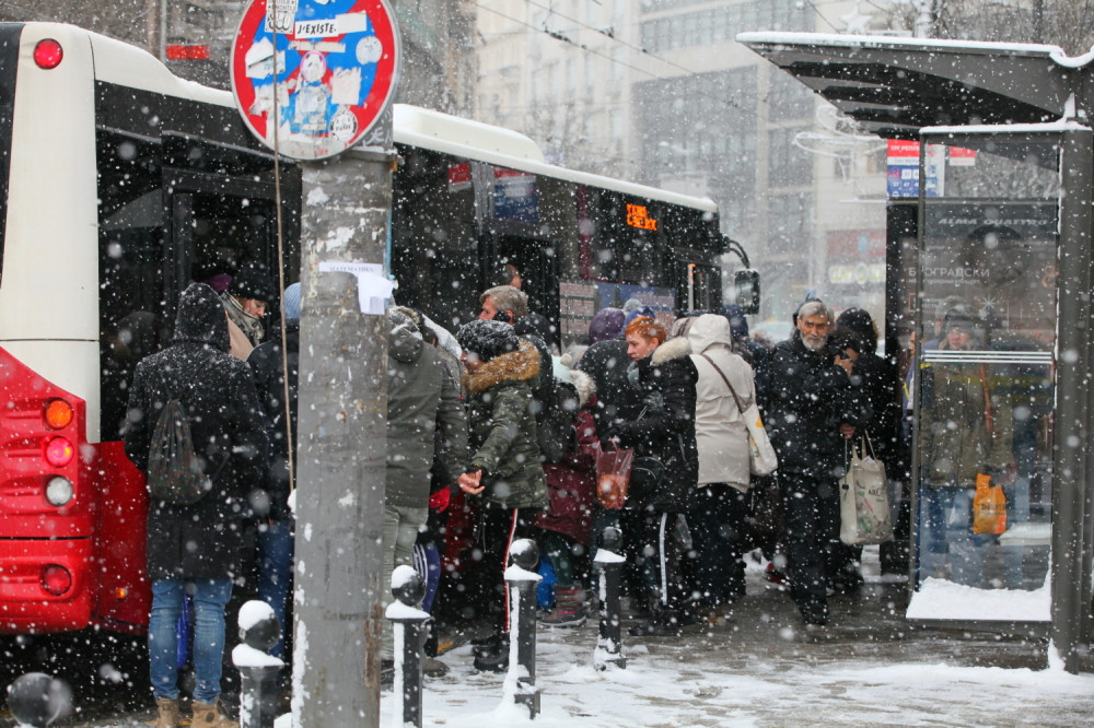 Autobus 52 stao nasred Požeške, pa se još i sudarili drugi autobus i taksi, putnici van sebe od besa!