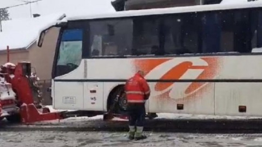 Autobus pun hrvatskih vojnika se sudario sa kamionom koji posipa so, a onda je nastao još veći HAOS!  (VIDEO)