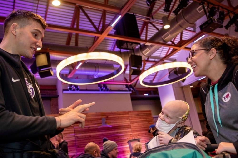 Bogdan, Nemanja i košarkaši Sakrameta u poseti mališanima obolelim od raka (FOTO)