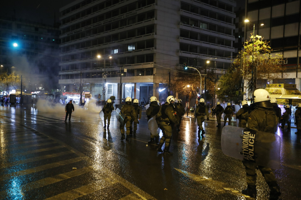 Napadali policajce sa vrha zgrade kamenjem, palicama, aparatima za gašenje požara !