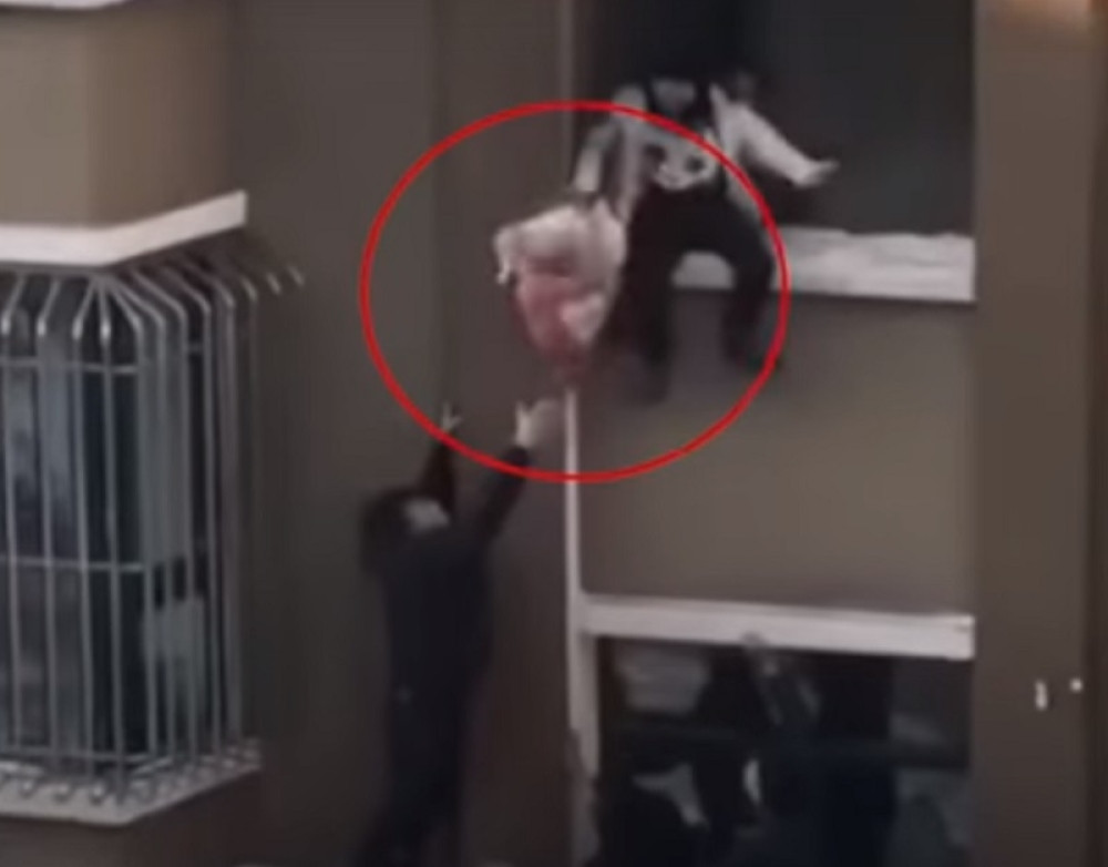 Ispala joj BEBA iz naručja, a onda je nastala drama! (VIDEO)