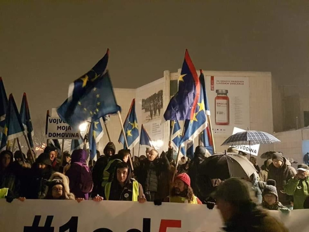 Prolaznici su bili šokirani kad su među par Đilasovih šetača ugledali transparente sa bestidnim natpisom (FOTO)