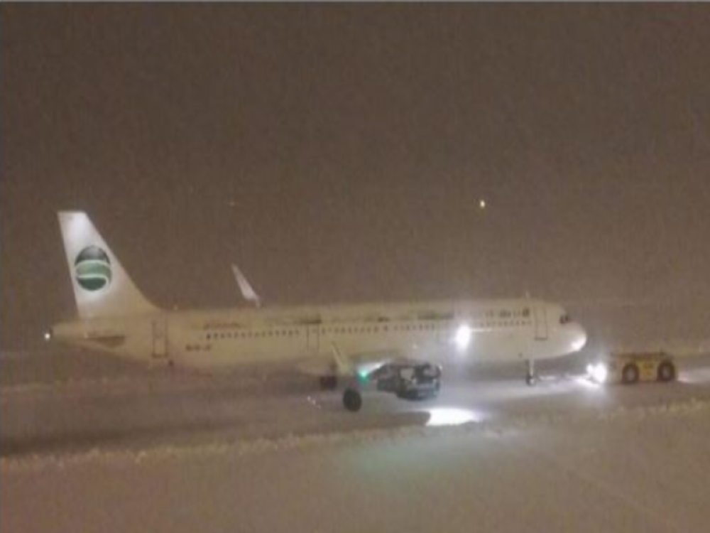 Avion sa 200 putnika se ZAGLAVIO U SNEGU, otkazan let za Cirih! (FOTO)
