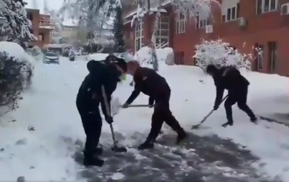 Sneg je zavejao decu u Zvečanskoj, evo ko im je pritekao u POMOĆ!