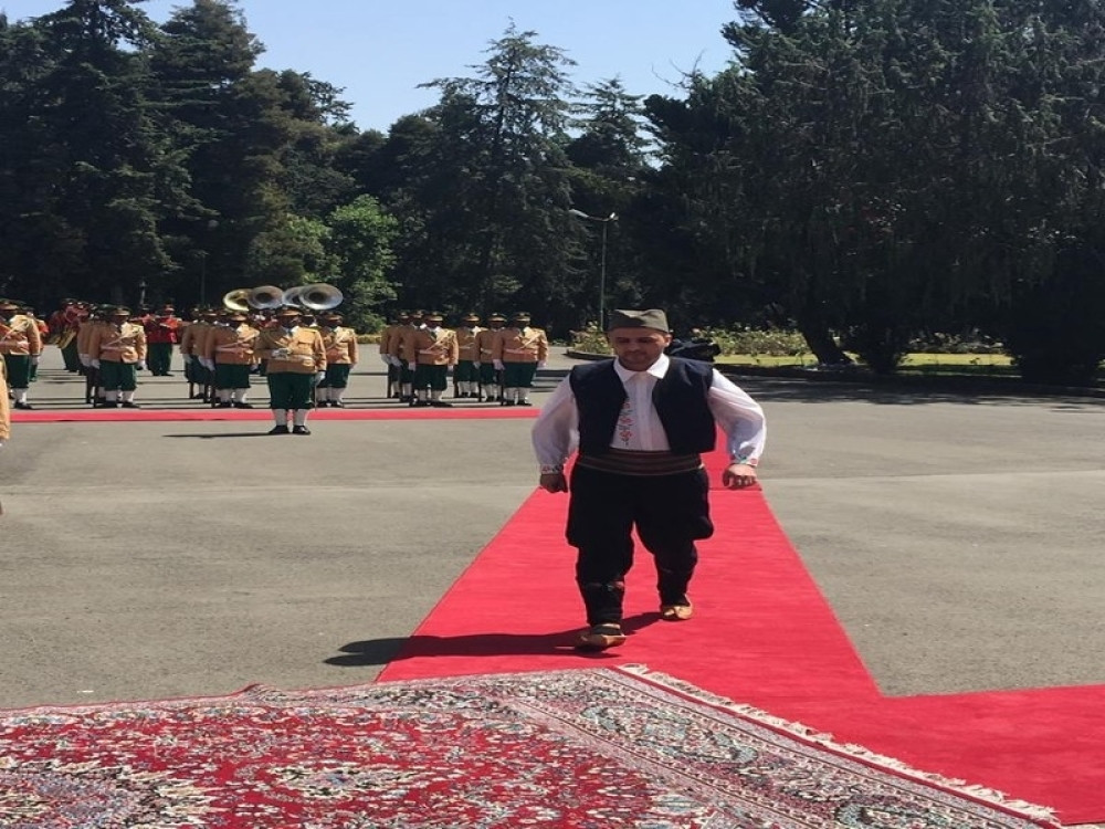 Sa sve šajkačom i opancima prošetao crvenim tepihom, pola Afrike gledalo sa oduševljenjem, a zapravo je naš NAJVAŽNIJI čovek u Etiopiji!