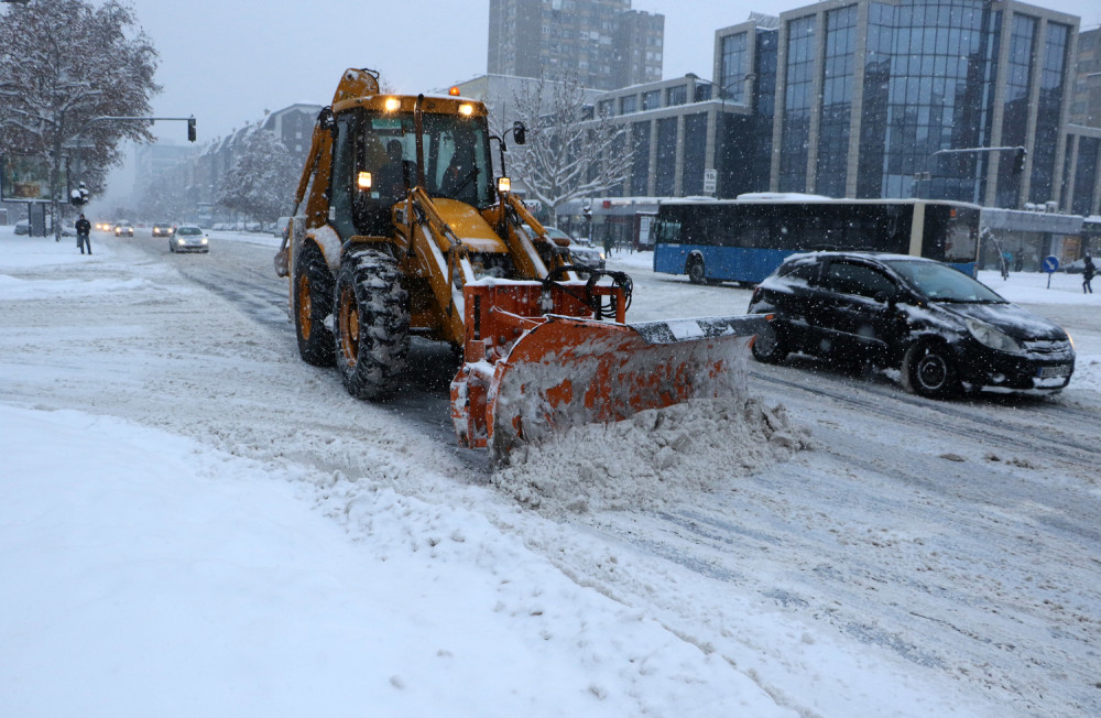 Oko 300 radnika "Parking servisa" i Komunalna policija čiste sneg