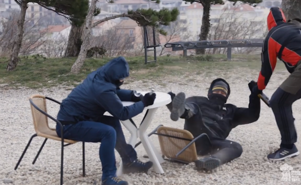 Ovakvo nevreme niste videli! Seli da popiju piće na Jadranu, a onda je bura pomela i njih, i sto, i stolice! (VIDEO)