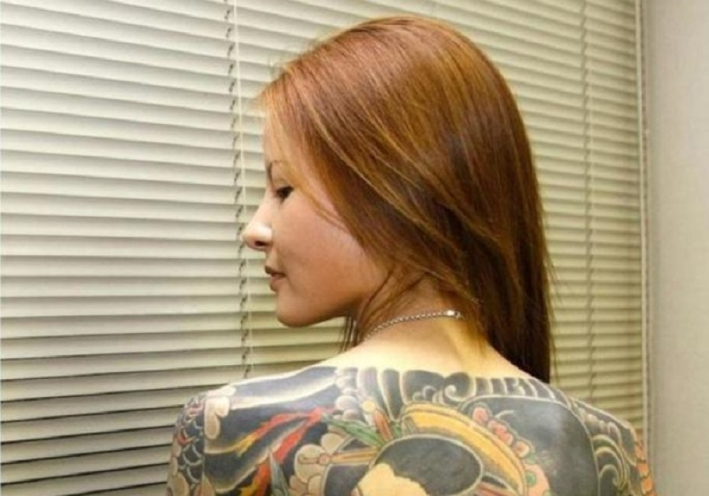 Moj otac je davao svojim prijateljima da me siluju u otrcanoj hotelskoj sobi, jednom mi je pukla bubna opna! (FOTO)