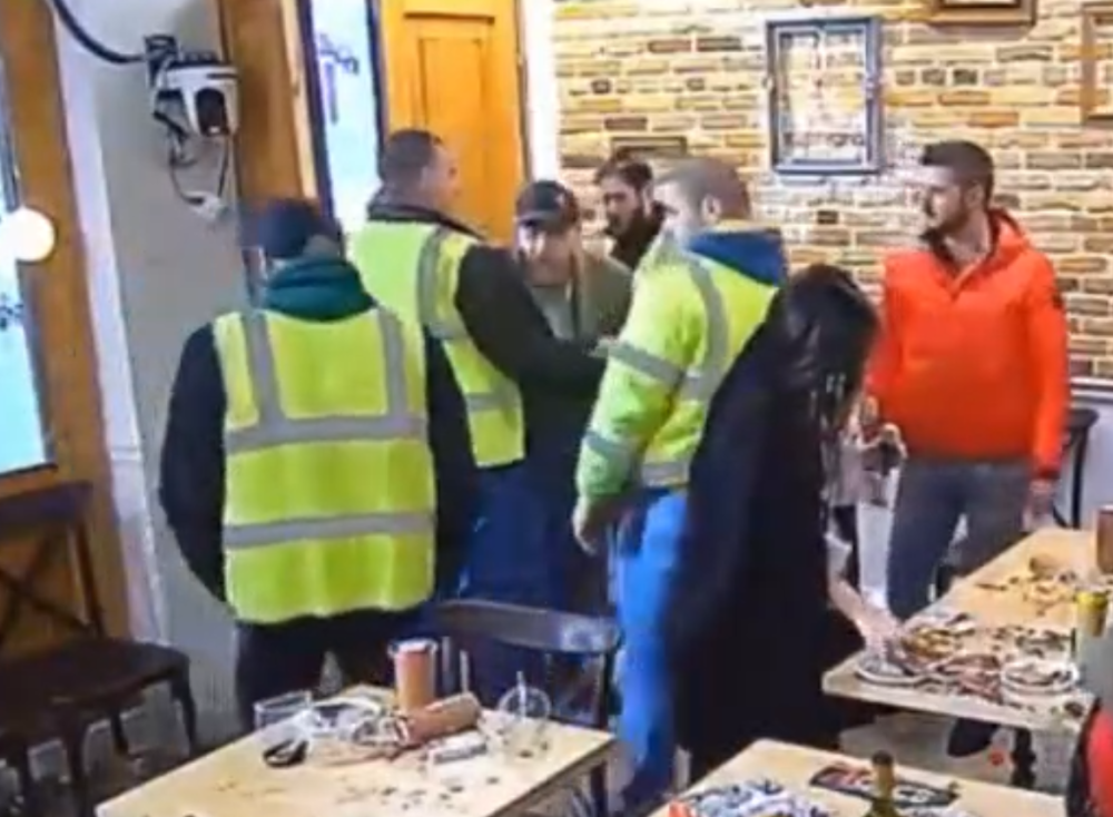 Razbijenim staklom krenuo na cimera, tren je falio da padne krv! (VIDEO)