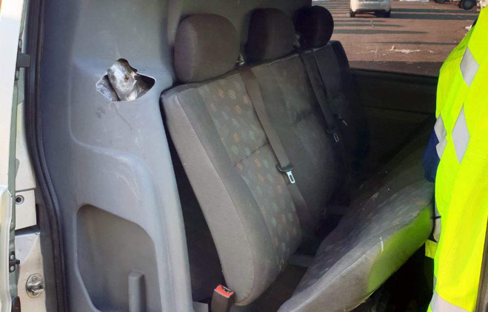 Carinici zaustavili kombi, a zbog onog što su pronašli u njemu, odmah su uhapsili vozača!