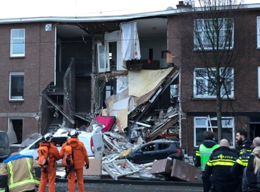 Srušio se deo zgrade, strahuje se da su ljudi ispod ruševina!