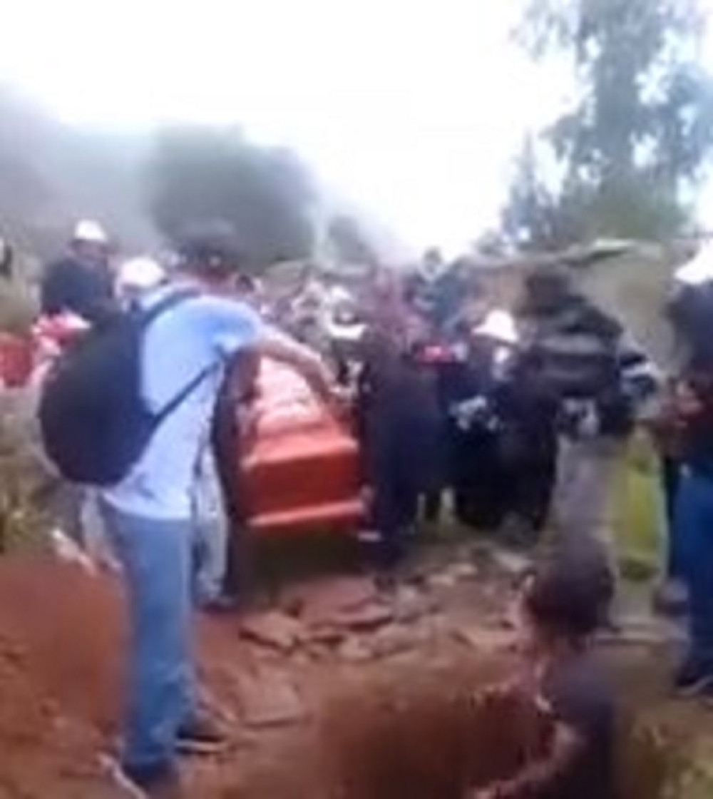 Sanduk pao na radnika i slomio mu nogu, a onda iz njega ISPAO POKOJNIK! (VIDEO)