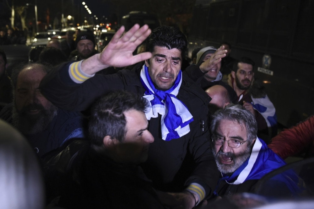 Stvari izmiču kontroli, demonstranti pokušali da probiju policijski kordon (VIDEO)