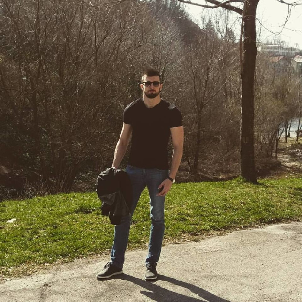 Vozio se sa drugom u Nemačkoj, kada je na radiju krenula jedna pesma! Kemo je stao i počeo da plače kao dete, a tada je čuo NAJTUŽNIJU PRIČU (FOTO)