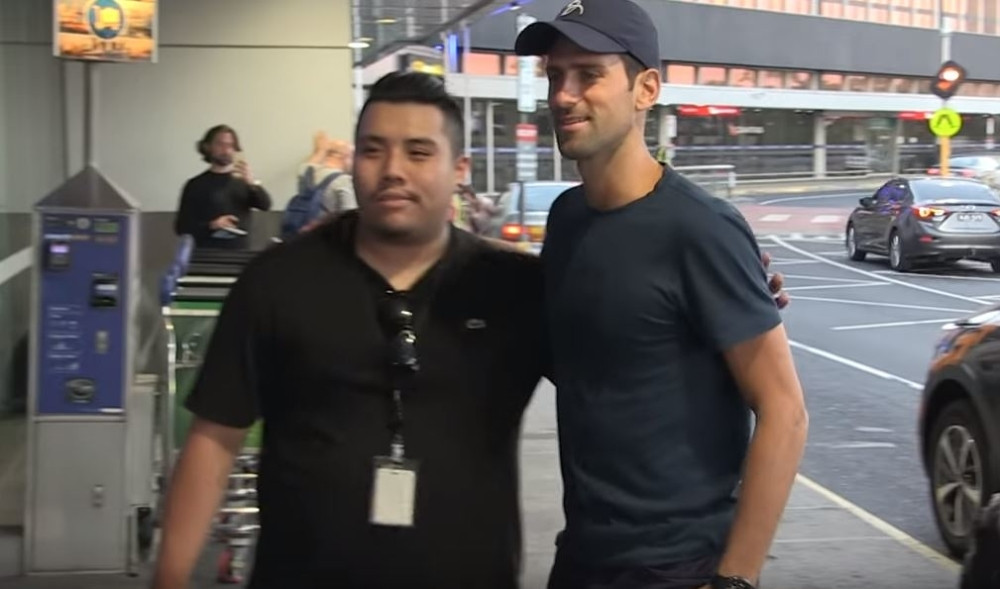 Čekajte ljudi, pustite ga! Eeeej, polako! Novak na aerodromu, napušta Melburn, pogledajte šta mu rade! (VIDEO)