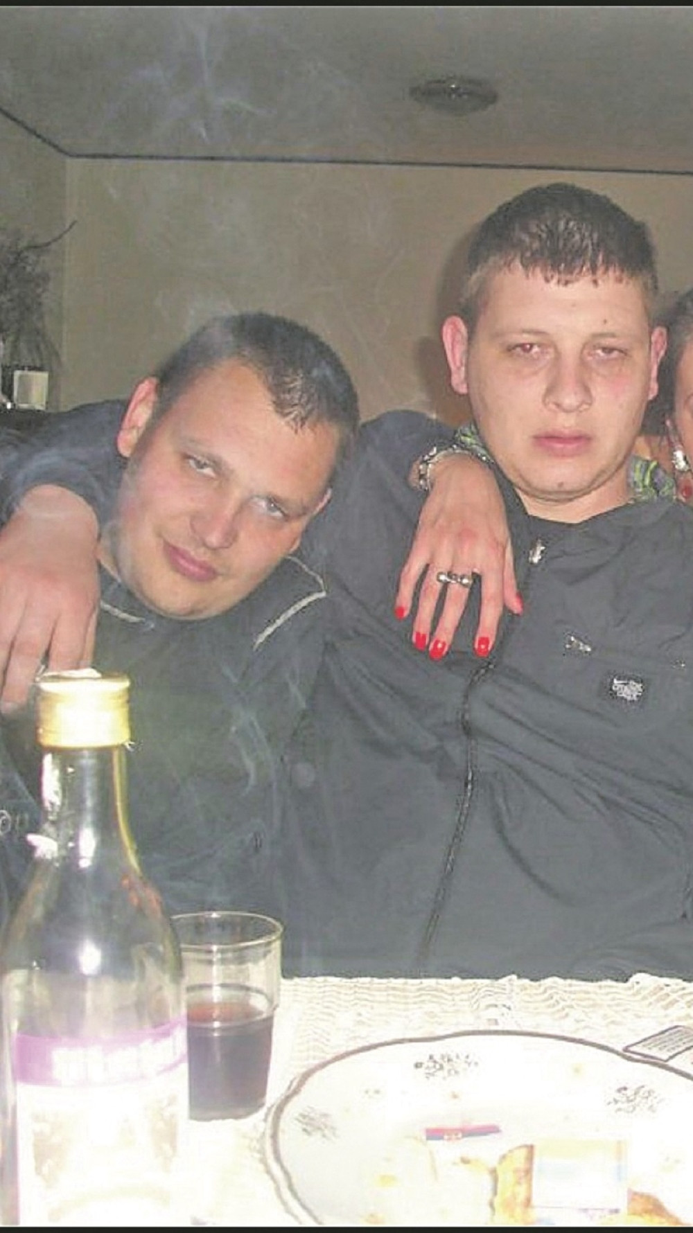 Tukao ga sekirom, pa mu samo rekao: "Bato dođi, zvao sam te da te ubijem!"