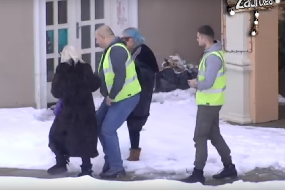 Zorica PLJUNULA i POLILA vodom sudiju: Šta hoćeš ti ovde, krmačo jedna?! Marš! Degeneriku jedan! (VIDEO)