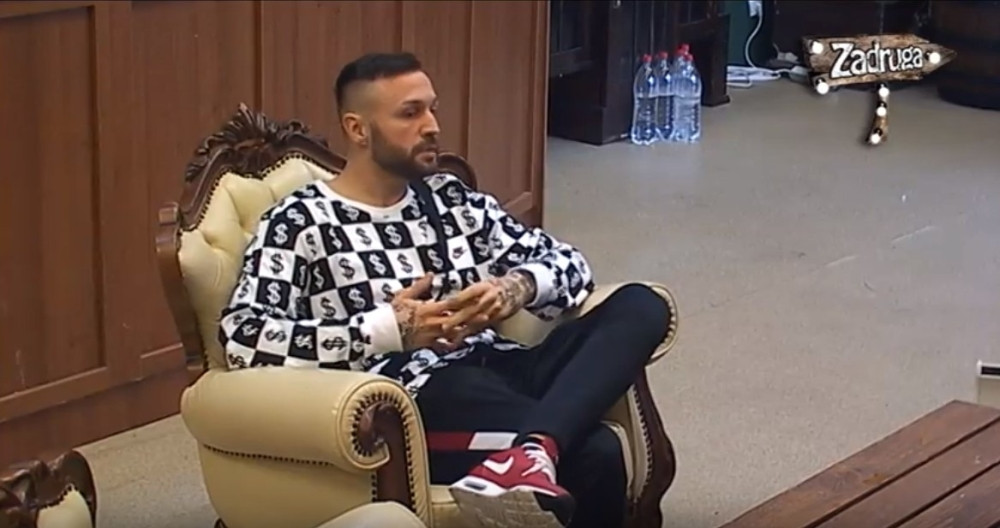 Izneo je nove detalje, a NE ZNA da mu supruga napolju prolazi kroz PRAVI PAKAO i DOBIJA PRETEĆE PORUKE! (VIDEO)