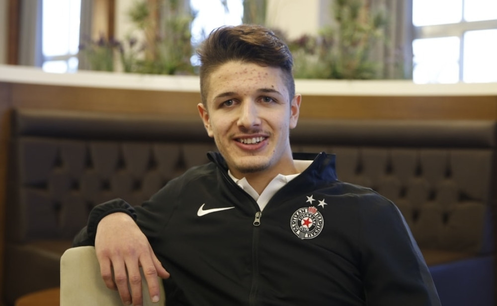 Bosić tvrdi da mu je Partizan u srcu, a na snimcima peva u Zvezdinom dresu! Čiji je Radivoj? (VIDEO)