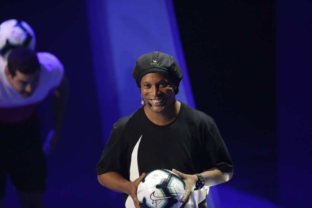 Nije video igra, to je "samo" Ronaldinjo! Brazilski BOG FUDBALA se poigrao sa rivalima na pesku! (VIDEO)