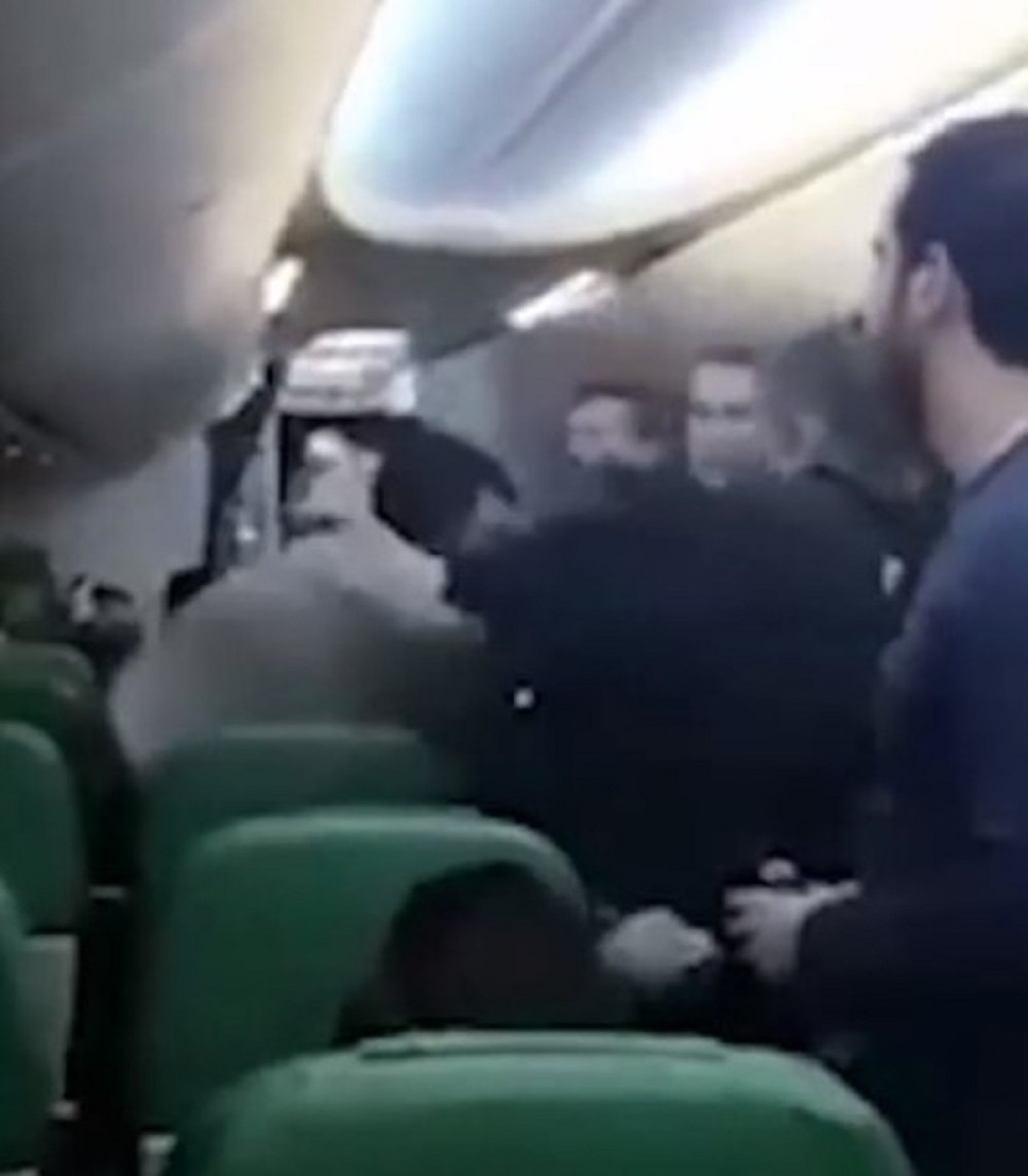 Maltretirao posadu, usledila žestoka tuča! Policija i putnici ga jedva savladali (VIDEO)