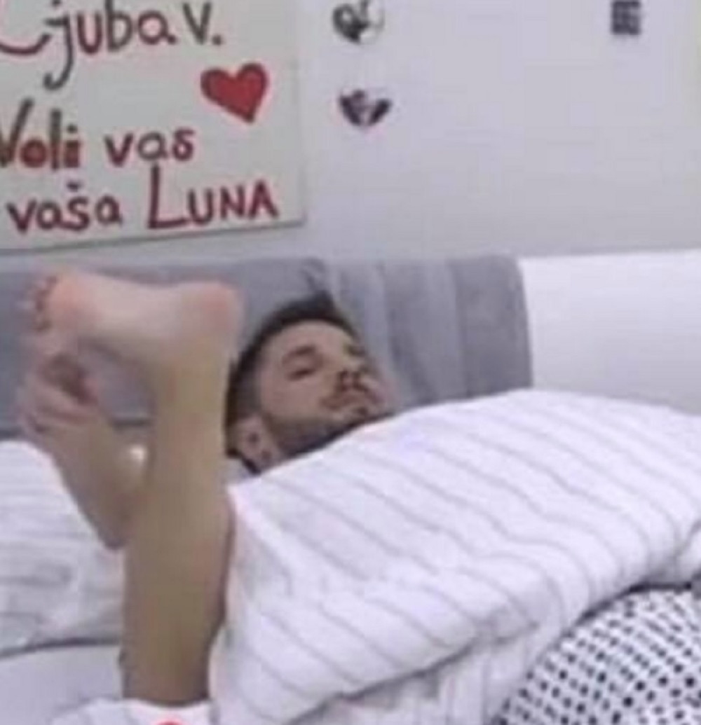 Luna se spustila, pa počela da ljubi Markov... A onda on uradio još nešto GROZNIJE (FOTO)