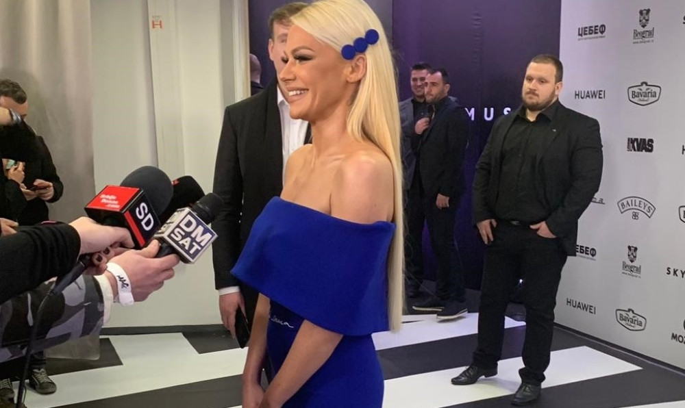 Nataša Bekvalac oduvala izgledom, a zbog onoga što joj PIŠE NA STOMAKU dobro ćete se zamisliti! (FOTO)